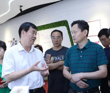 南京大學(xué)領(lǐng)導(dǎo)到三八婦樂調(diào)研