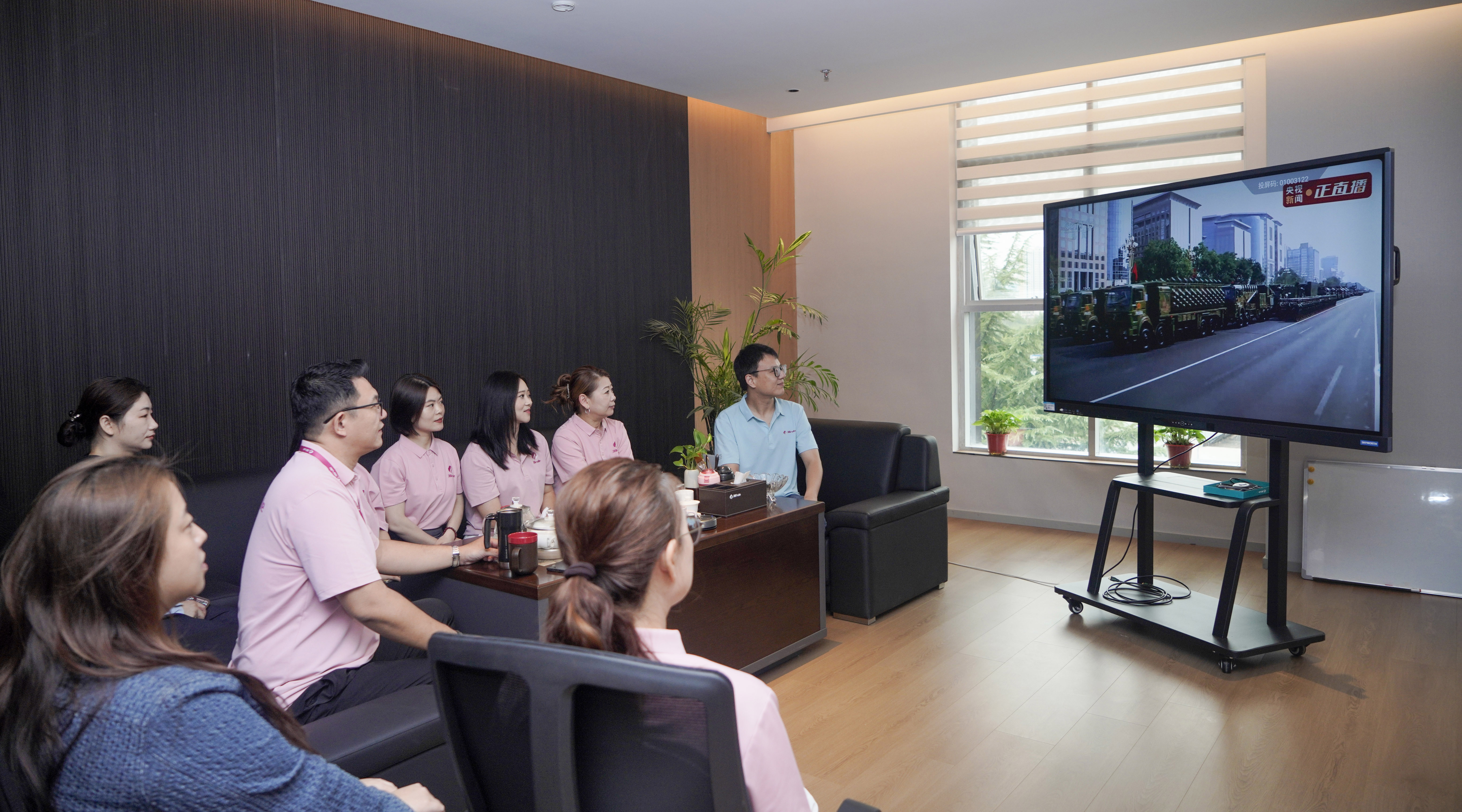 凝聚奮進力量！三八婦樂組織員工和志愿者觀看九三大閱兵！